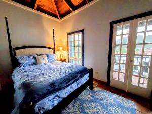 A bed or beds in a room at Aqua Saint Thomas