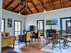 a living room with a table and chairs at Aqua Saint Thomas in Nazareth