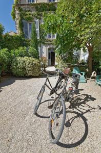 uma bicicleta estacionada em frente a uma casa em B&B Villa de Margot em Avignon