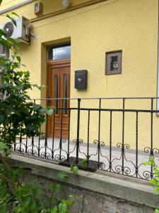 una puerta delantera de una casa con una valla en SenoRita2 Magánszállás en Miskolc