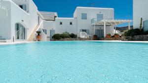 Bazén v ubytování BLUE DAISY House, Ornos, by MyconBay Mykonos nebo v jeho okolí