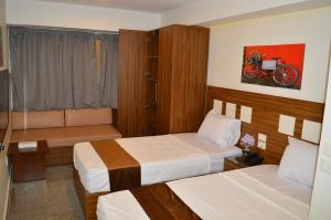 开罗Royal Inn Residence的酒店客房设有两张床,墙上挂有自行车 更多33张照片