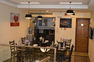 Royal Inn Residence في القاهرة: غرفة طعام مع طاولة وكراسي طويلة
