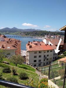 リバデセリャにあるApartamento Sebreñu 2の市街からの川の眺め