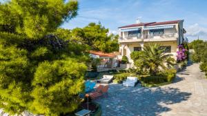 an aerial view of a house with a yard at Apartments Villa Punta Royal in Pirovac