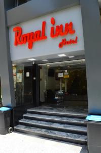 开罗Royal Inn Residence的一座圆形旅馆,楼前设有楼梯