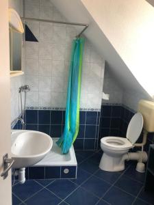 łazienka z toaletą i umywalką w obiekcie Imre Apartman w Hajduszoboszlo