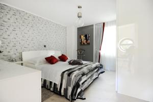Posteľ alebo postele v izbe v ubytovaní Feel Good Penthouse With Jacuzzi + 37 fotografií