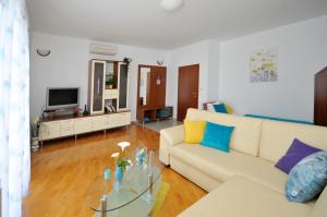 Apartments Roza tesisinde bir oturma alanı