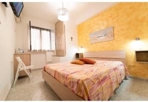 - une chambre avec un lit et une chaise dans l'établissement Via San Giacomo piano rialzato, à Ustica