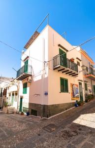 Το κτήριο όπου στεγάζεται  το διαμέρισμα