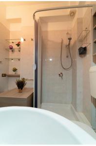 baño con ducha y puerta de cristal en Via San Giacomo piano rialzato, en Ustica