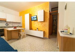 Η κουζίνα ή μικρή κουζίνα στο Via San Giacomo piano rialzato +2 φωτογραφίες