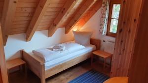 Landgasthof zum Dorfkrug tesisinde bir odada yatak veya yataklar