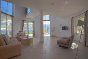 カシュにあるMekvin Hotels Deniz Feneri Lighthouseのリビングルーム(ソファ、椅子、窓付)