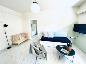 卡拉馬塔的住宿－Sofi's Apartments，卧室配有一张床和一张桌子及椅子