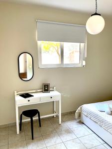 卡拉馬塔的住宿－Sofi's Apartments，一间卧室配有一张带镜子的桌子和一张床