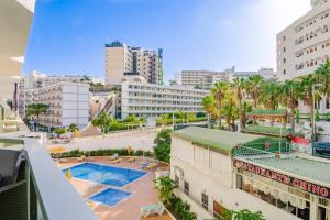 - une vue sur une ville avec des bâtiments et une piscine dans l'établissement Luxury apt 1 MINUTE from the Beach of the Dunes, à Playa del Ingles