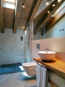 Ένα μπάνιο στο Apartament "El Castell" Casa Rural Cal Rialla