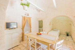 TV a/nebo společenská místnost v ubytování Trullo Pioppo gigante - jacuzzi