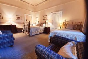 מיטה או מיטות בחדר ב-Anglesey House Iconic Forbes CBD Heritage Home