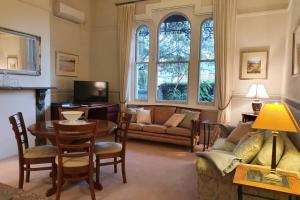 Uma área de estar em Anglesey House Iconic Forbes CBD Heritage Home