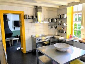 Gîte de Groupe de la Semoisにあるキッチンまたは簡易キッチン
