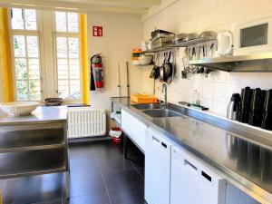 Gîte de Groupe de la Semoisにあるキッチンまたは簡易キッチン