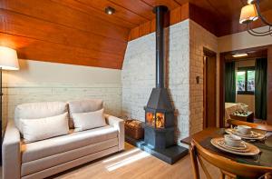 Uma área de estar em Hotel Fioreze Chalés