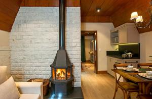 Uma área de estar em Hotel Fioreze Chalés