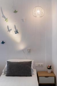 パリキアにあるAcropolisのベッドルーム1室(壁に鳥が描かれたベッド1台付)