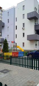 una valla negra con parque infantil frente a un edificio en Небольшая уютная квартира вблизи Лузановки в Одессе, en Korsuntsy