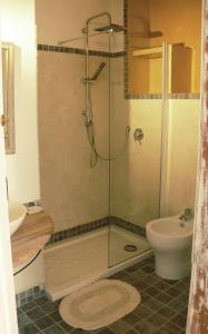 uma casa de banho com um chuveiro, um WC e um lavatório. em B&B Terra - Stanza Natura em Carloforte