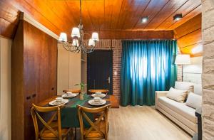Uma área de estar em Hotel Fioreze Chalés