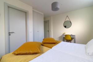 テルマス・デ・サン・ペードロ・ド・スルにあるCasa da Ponte Velhaのベッドルーム1室(ベッド2台、鏡付)