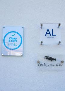 ein Schild an einer Wand, auf dem steht: sauber und sicher in der Unterkunft Casa da Ponte Velha in Termas de Sao Pedro do Sul
