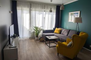 Stylish apartment with 2 bedrooms في Eyrarbakki: غرفة معيشة مع أريكة وتلفزيون