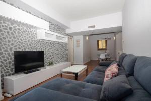 un soggiorno con divano e TV a schermo piatto di Apartamento completo - Centro de Algeciras a Algeciras