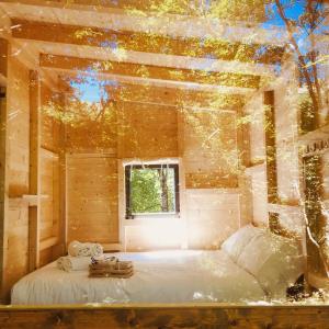 een bed in een kamer met een raam bij Dimore Montane in Roccamorice