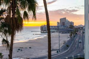 vista para a praia e para o oceano ao pôr-do-sol em Ashley on Beach em Strand