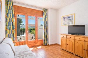 a living room with a couch and a flat screen tv at Rentalmar El Pinar Adosados in Miami Platja