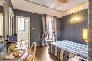 een slaapkamer met een bed en een tafel met een dienblad met eten bij Hotel La Lumiere Di Piazza Di Spagna in Rome