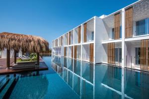 een zwembad voor een gebouw bij Sensus Experience by Lavris in Gouves