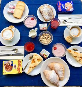 リミニにあるHotel Kellyの青いテーブル(食べ物、コーヒー付)