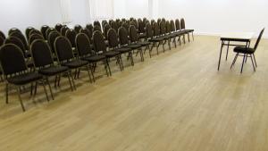 a row of chairs in a room with a table at Hotel Cristal Rio Claro in Rio Claro