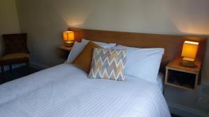 Postel nebo postele na pokoji v ubytování Castle Lodge B&B Kilkenny