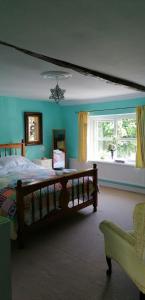 卡萊爾的住宿－Newby Cross，一间卧室设有一张大床和一个窗户。