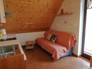 Cette petite chambre comprend un lit et un lavabo. dans l'établissement Počitniško stanovanje PLANJA, à Vallée de la Soča