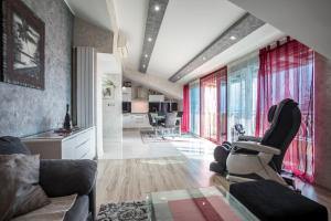 Posedenie v ubytovaní Luxury spacious apt near Znjan beach w sea view