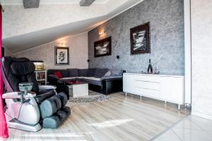 Posedenie v ubytovaní Luxury spacious apt near Znjan beach w sea view